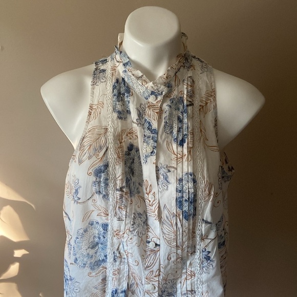 a.n.a Floral Blue And White Sleeveless Buttoned Down Tank Blouse - Picture 2 of 6